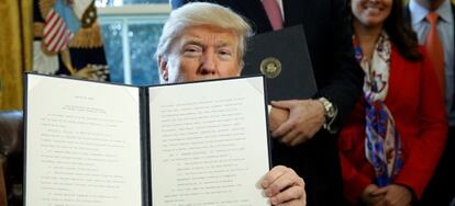  El presidente de EE.UU., Donald J. Trump, ense&ntilde;a una orden ejecutiva firmada en el Despacho Oval de la Casa Blanca en Washington, Estados Unidos, hoy 3 de febrero de 2017. Donald Trump firm&oacute; varias ordenes, entre ellas la revisi&oacute;n de la ley Dodd-Frank de Wall Street dise&ntilde;ada por el gobierno de Barack Obama para reforzar el sistema de regulaci&oacute;n financiera tras la crisis de 2008. 