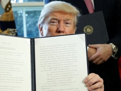  El presidente de EE.UU., Donald J. Trump, ense&ntilde;a una orden ejecutiva firmada en el Despacho Oval de la Casa Blanca en Washington, Estados Unidos, hoy 3 de febrero de 2017. Donald Trump firm&oacute; varias ordenes, entre ellas la revisi&oacute;n de la ley Dodd-Frank de Wall Street dise&ntilde;ada por el gobierno de Barack Obama para reforzar el sistema de regulaci&oacute;n financiera tras la crisis de 2008. 