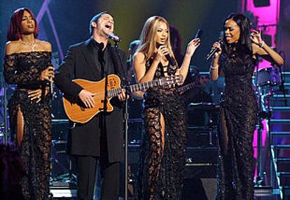 Alejandro Sanz interpreta una canción a duo con Destiny&#39;s Child durante la gala.