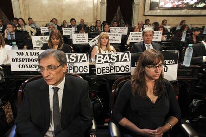 Diputados kirchneristas pusieron carteles críticos este martes en el Congreso para recibir al presidente de Argentina, Mauricio Macri.