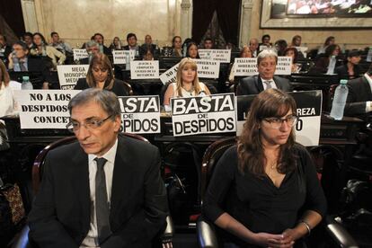 Diputados kirchneristas pusieron carteles cr&iacute;ticos este martes en el Congreso para recibir al presidente de Argentina, Mauricio Macri.