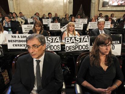 Diputados kirchneristas pusieron carteles cr&iacute;ticos este martes en el Congreso para recibir al presidente de Argentina, Mauricio Macri.