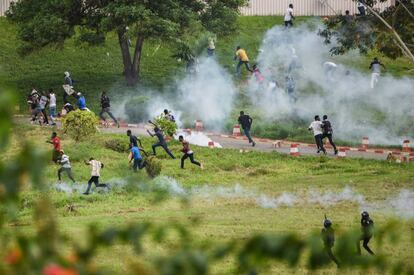 La policía marfileña dispersa a estudiantes que protestan contra la subida de tasas en la Universidad Félix Houphouët Boigny, en Abiyán, en septiembre de 2017.