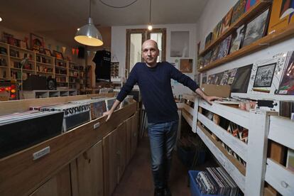 Paco Alcázar, en la librería Molar Discos & Libros de Madrid, el pasado miércoles.