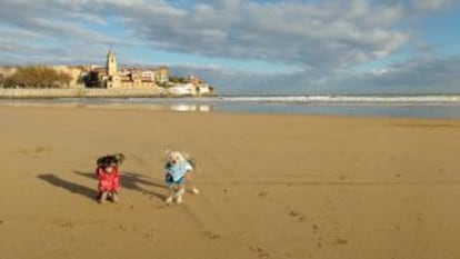 Playa de San Lorenzo (con la iglesia de San Pedro), en Gijón.