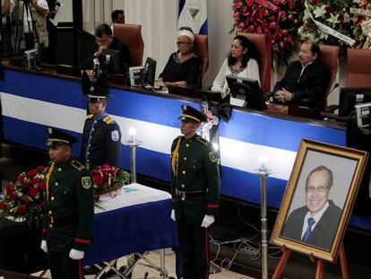 Daniel Ortega (sentado, à dir.) acompanha o velório de René Núñez, na Assembleia nicaraguense.