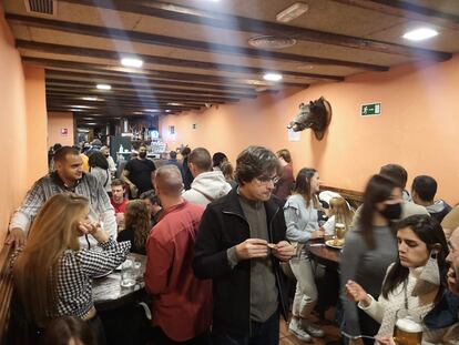 Clientes de El Tigre del Norte, un bar del centro de Madrid, el sábado por la tarde.
