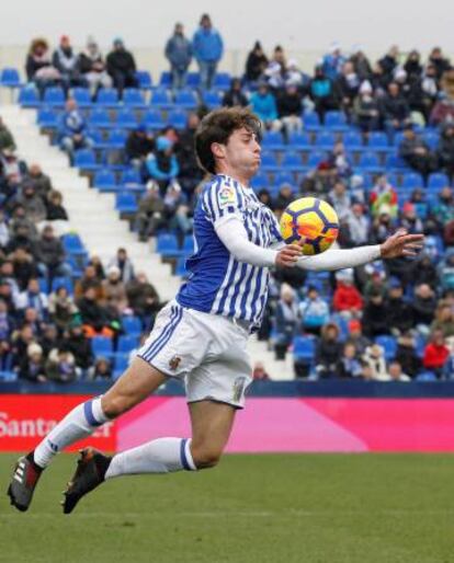 Odriozola controla el balón durante el partido contra el Leganés.