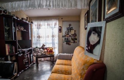 Una foto de Diana Angélica Castañeda Fuentes, en el salón de la casa de su abuela, donde su mamá ha ido a vivir después de la desaparición. Al fondo sus juguetes de peluche.