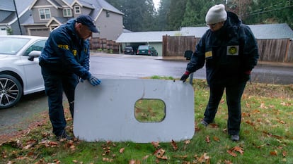 Investigadores de la Junta Nacional de Seguridad en el Transporte (NTSB) examinan el panel del fuselaje del Boeing 737-9 Max que se desprendió en pleno vuelo.