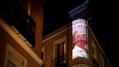 Una de las proyecciones en la esquina de las calles Espíritu Santo y Jesús del Valle, en Malasaña.