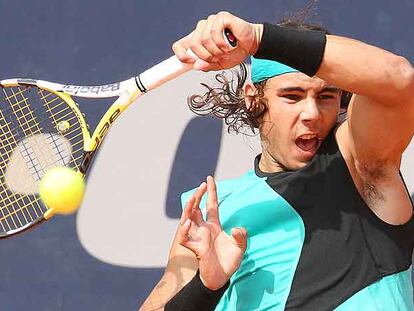 Rafael Nadal, en un lance de la final que disputó a Roger Federer en el torneo de Hamburgo, el pasado domingo, en la que terminó su racha de 81 victorias en tierra batida.