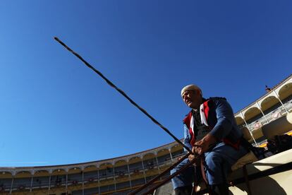 Es el único día de la temporada en el que las personas que acuden a la plaza Monumental de Madrid para presenciar un festejo taurino pueden pisar la arena del ruedo.