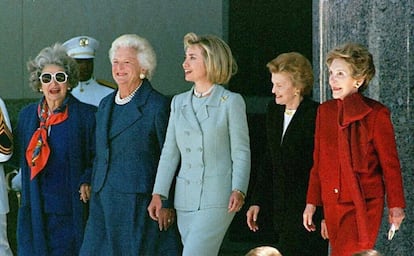 Bird Johnson, Barbara Bush, Hillary Clinton, Betty Ford y Nancy Reagan, caminan juntas durante la inauguración oficial de la Biblioteca y Museo Presidencial George Bush, el 7 de noviembre de 1997.
