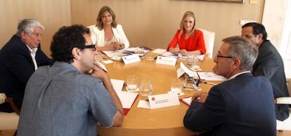 Cristina Cifuentes (c), durante la reuni&oacute;n con los integrantes del consorcio de Feria de Madrid 