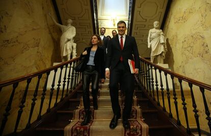 Pedro Sánchez baja una escalinata de acceso al Congreso de Diputados.