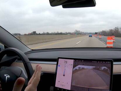 Así esquiva un Tesla con autopilot los conos en carretera (vídeo)