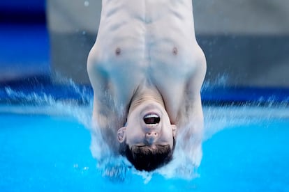 Shin Jung-whi, de Corea del Sur, compite durante los preliminares de salto desde plataforma de 10 metros.