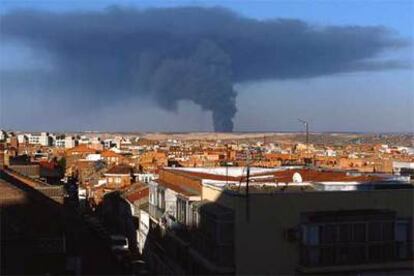 El incendio puede apreciarse desde una distancia de varios kilómetros.