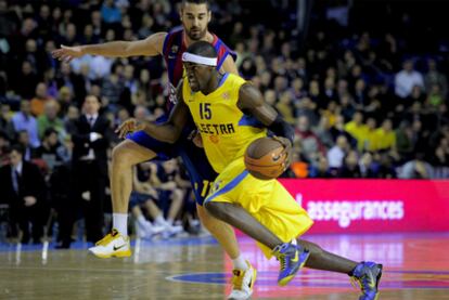 Navarro defiende durante el partido