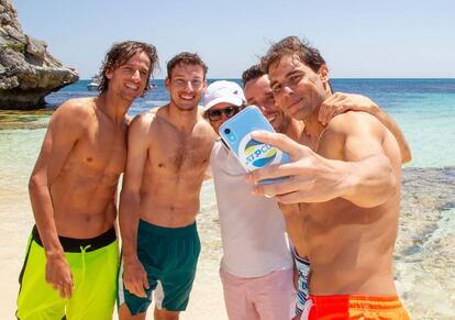 Feliciano, Carreño, Roig, Bautista y Nadal se hacen un selfi en Perth.
