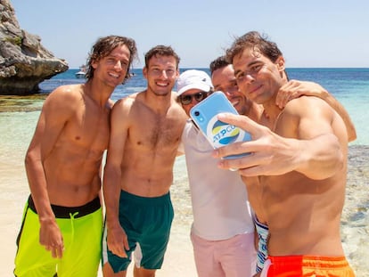 Feliciano, Carreño, Roig, Bautista y Nadal se hacen un selfi en Perth.