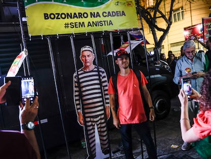 Personas celebran la condena a Bolsonaro el 12 de septiembre de 2025 en Río de Janeiro.  