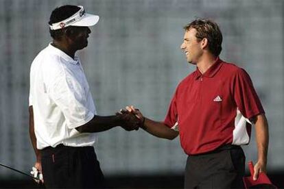 Sergio García saluda a Vijay Singh tras el tercer recorrido.