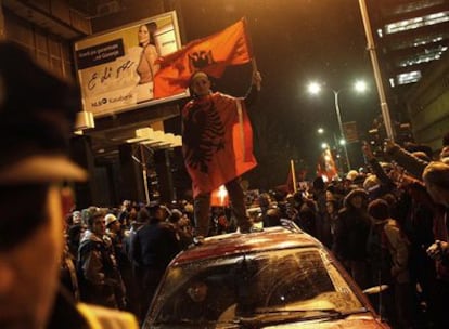 Albano-kosovares celebran en Pristina la inminente independencia de Kosovo.