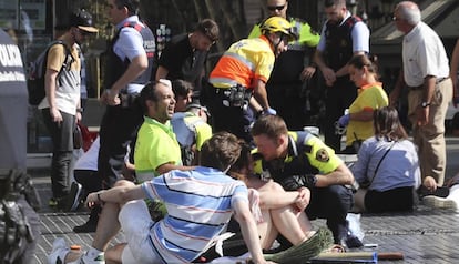 Policies i sanitaris atenen ferits a la Rambla, el 17 d'agost del 2017.