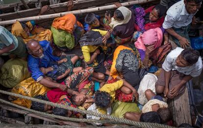 Un grupo de migrantes de la minoría birmana rohingya, a su llegada en un barco a Bangladés.