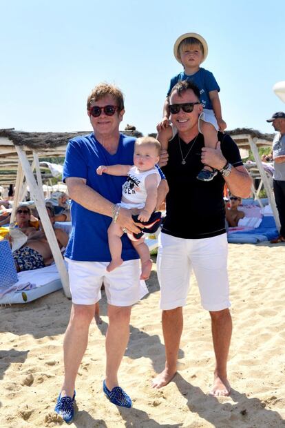 Elton John y su marido, David Furnish, son padres de dos niños que nacieron gracias a la gestación subrogada. El primer hijo de la pareja, Zachary Jackson Levon, nació el día de Navidad 2010. Tres años después, y con la ayuda de la misma mujer, llegaba al mundo Elijah Joseph Daniel. En la imagen, la familia al completo en 2013.