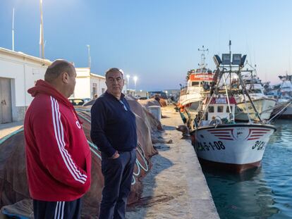 El presidente de los Armadores de Barbate, Tomás Pacheco (a la derecha), en el puerto de la localidad ante la flota amarrada por el precio del carburante.