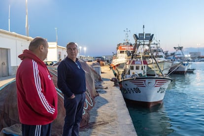 El presidente de los Armadores de Barbate, Tomás Pacheco (a la derecha), en el puerto de la localidad ante la flota amarrada por el precio del carburante.