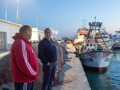 El presidente de los Armadores de Barbate, Tomás Pacheco (a la derecha), en el puerto de la localidad ante la flota amarrada por el precio del carburante.