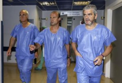 Carlos Díez, jefe de los servicios médicos del Madrid (c); y los traumatologos Mariano de Prado (d) y Pedro Luis Ripoll, tras la operación.