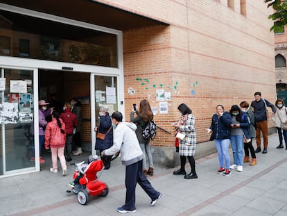 Gente haciendo cola para acceder a un centro de salud en el barrio madrileño de Carabanchel.