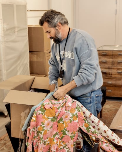 Christopher Bastin, con unas camisas de la marca en el archivo de Gant. 