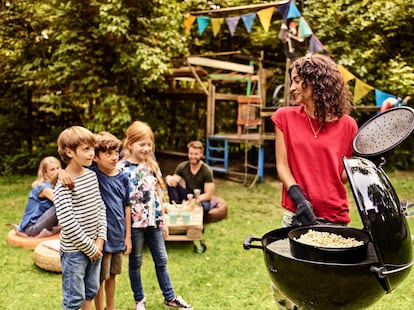 Preparar una barbacoa es un ritual que comienza con el encendido del carbón, continúa con el logro de la temperatura perfecta y culmina dándole tiempo a los alimentos para cocinarse hasta alcanzar la perfección. Las barbacoas Master-Touch de Weber están diseñadas para que la única preocupación del cocinero sea pasarlo bien con los invitados.