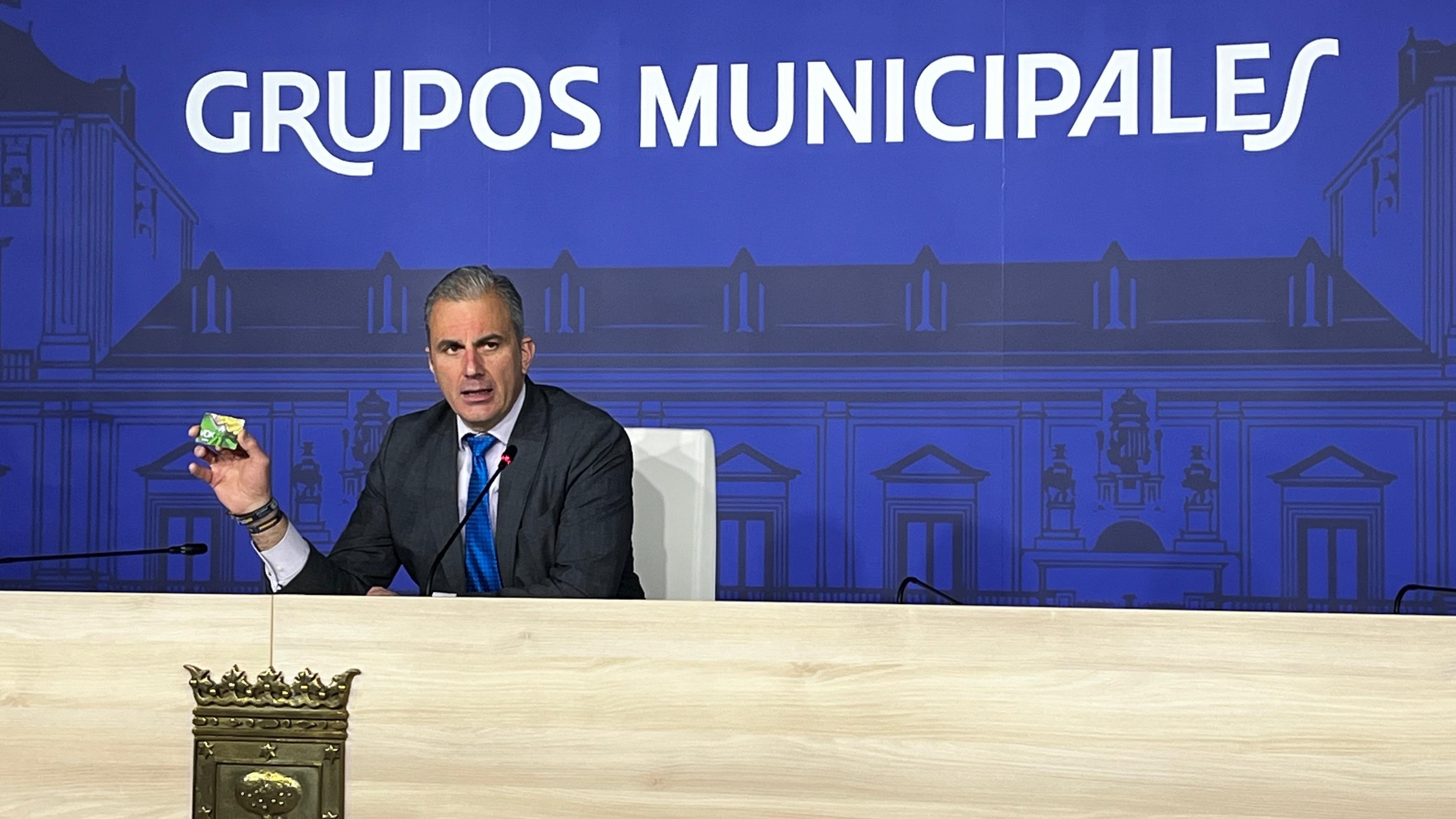 Ortega Smith planta cara a Abascal: se aferra a la portavocía del Ayuntamiento de Madrid y Vox suspende de militancia a dos de sus ediles 