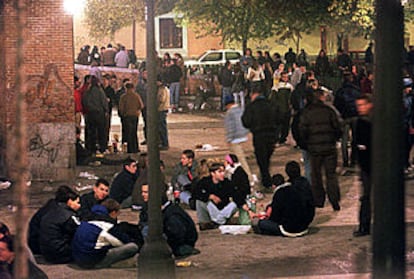 Varios grupos de jóvenes consumen el <i>botellón</i> en la plaza del Dos de Mayo de Madrid.