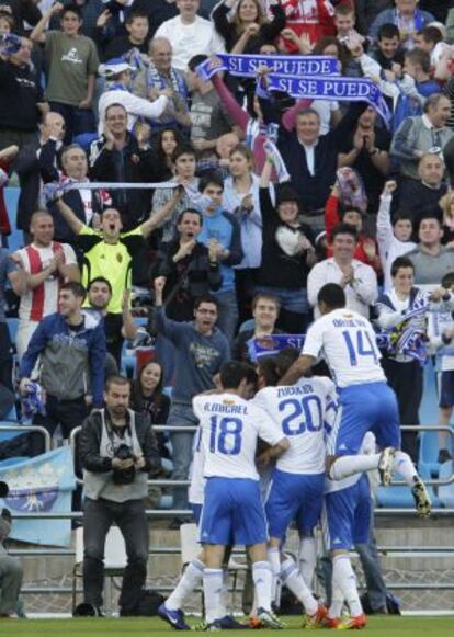 Los jugadores del Zaragoza celebran el tanto conseguido ante el Levante en el partido disputado el miércoles.