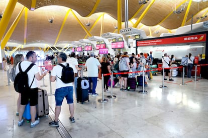 Pasajeros esperan en la entrada de la Terminal 4 de Barajas, este miércoles, en Madrid.
