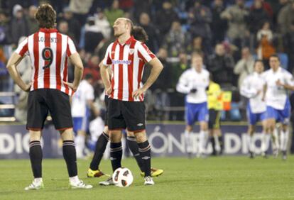 Llorente y Toquero se lamentas después de un gol del Zaragoza.