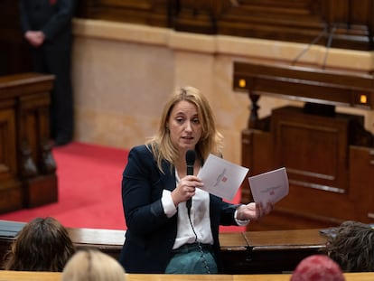 La consellera de Economía y Hacienda de la Generalitat interviene en el pleno del Parlament.