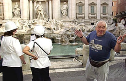 Roberto Cercelletta, conocido como D&#39;Artagnan, posa delante de la Fontana de Trevi.