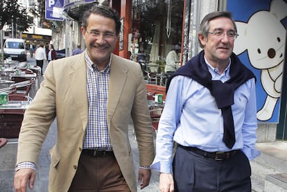 El alcalde electo de Santiago, Gerardo Conde Roa, llega a la sede del PP local junto al miembro de su candidatura Ángel Currás.