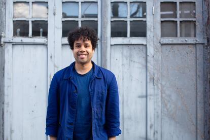 John Pitts, autor de la plataforma multidisciplinar Afropean, posa en su estudio en el barrio de Peckham, Londres, Reino Unido.