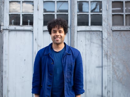 John Pitts, autor de la plataforma multidisciplinar Afropean, posa en su estudio en el barrio de Peckham, Londres, Reino Unido.