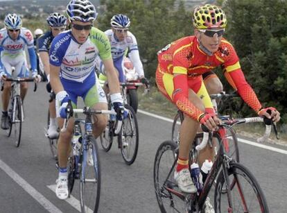 Carlos Verona (con maillot rojo a a la derecha).